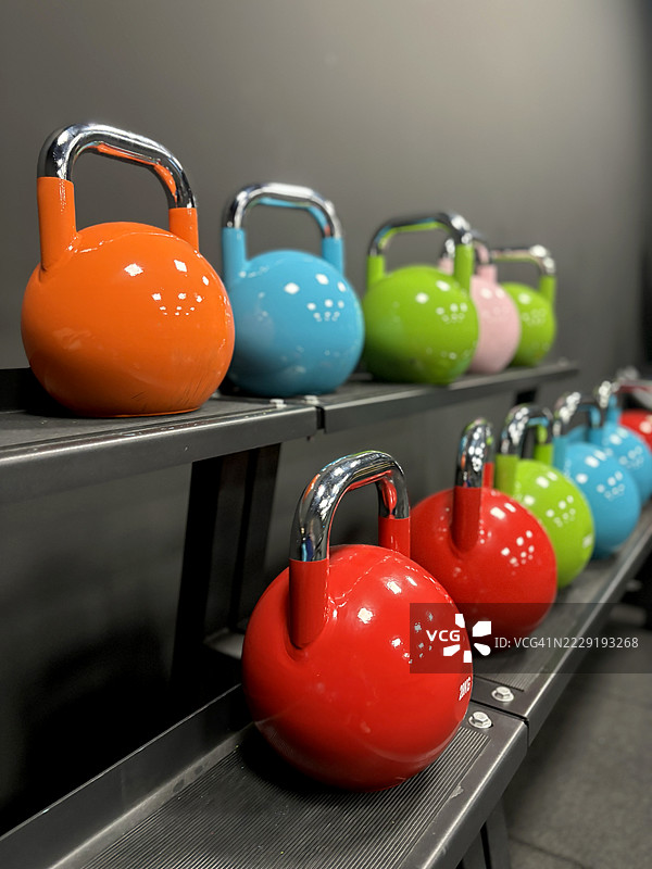 现代健身房中整齐摆放的哑铃架图片素材