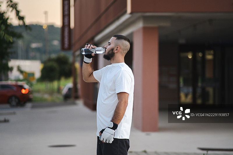 在高强度间歇训练（HIIT）运动中保持水分非常重要。图片素材