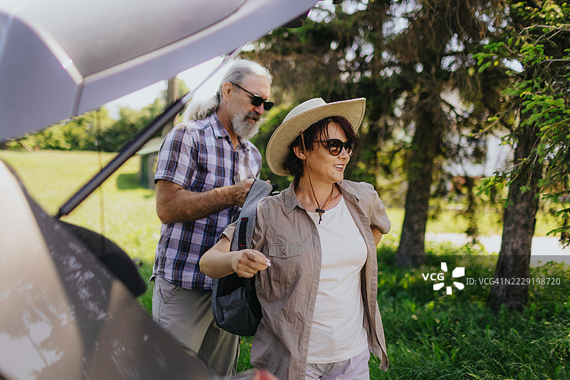 情侣准备在大自然中徒步旅行图片素材