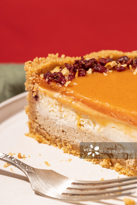 盘子上的南瓜奶酪蛋糕切片图片素材