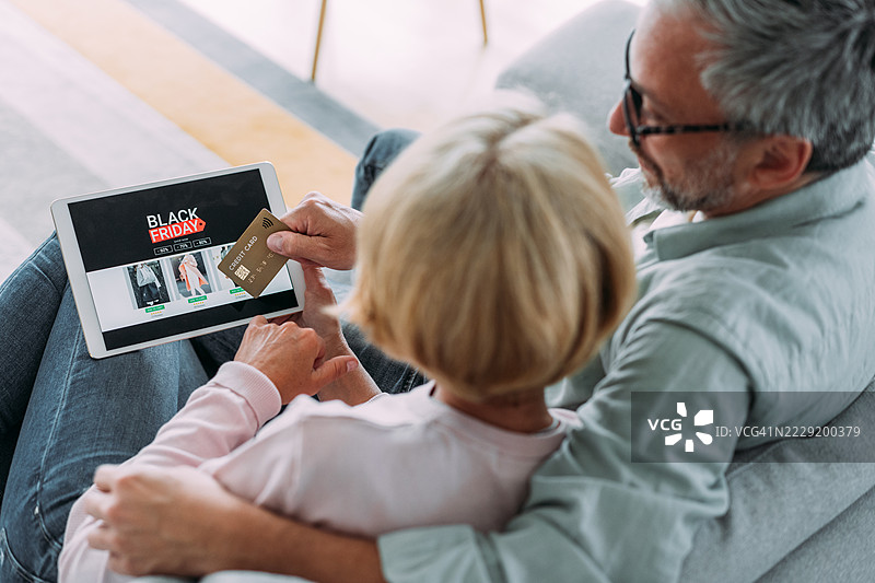 情侣在黑色星期五网上购物。图片素材