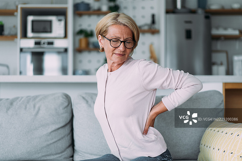 女性正在忍受背痛。图片素材