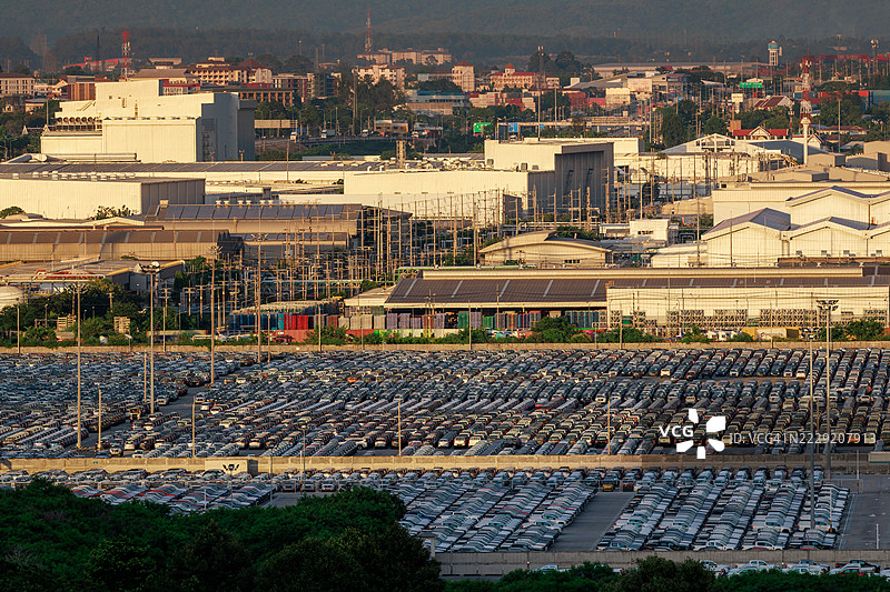 汽车经销商停车场满是车辆图片素材