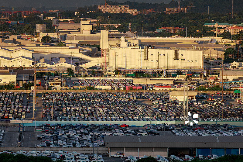 汽车经销商停车场满是车辆图片素材