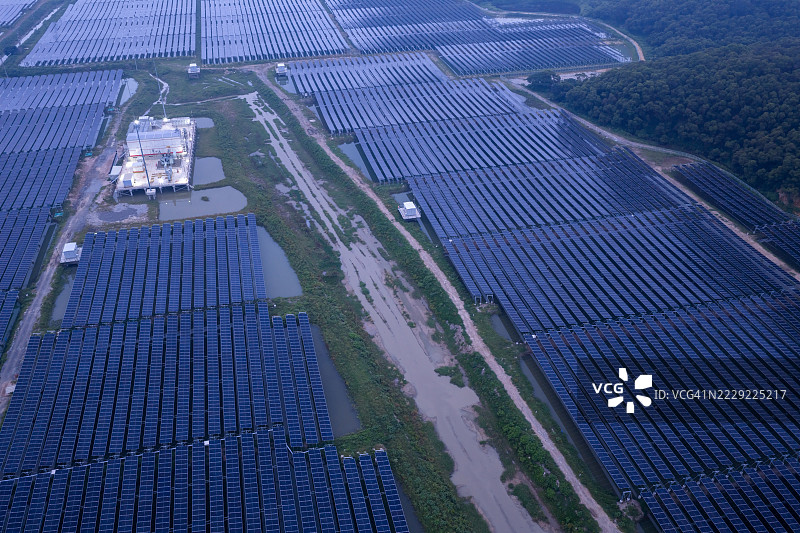 大型光伏电站的太阳能电池板鸟瞰图图片素材