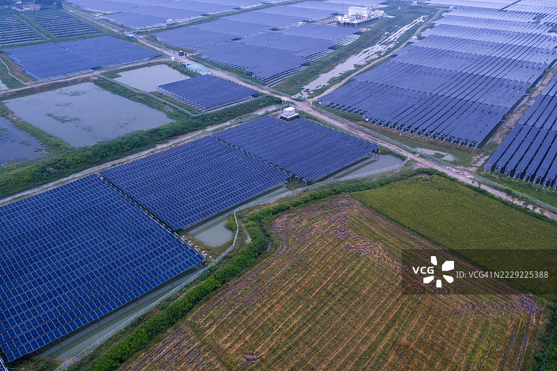 太阳能发电厂和农田的鸟瞰图图片素材