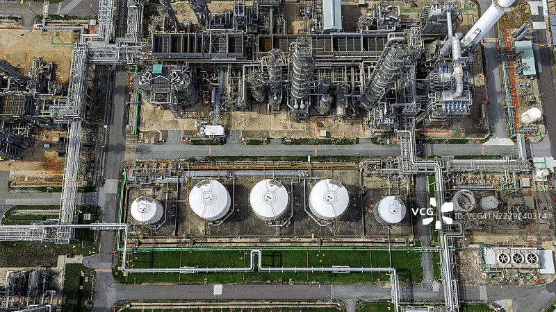 石油炼油厂和石化厂的鸟瞰图。图片素材