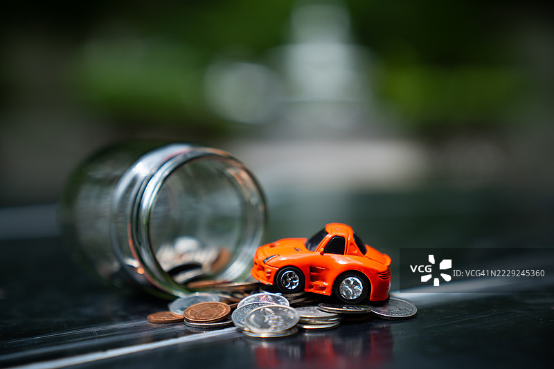 硬币和汽车模型图片素材