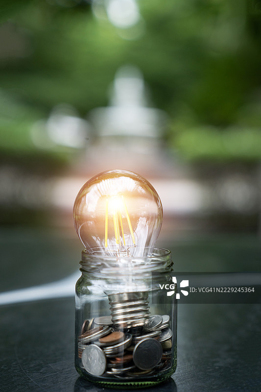 硬币与灯泡的概念图片素材