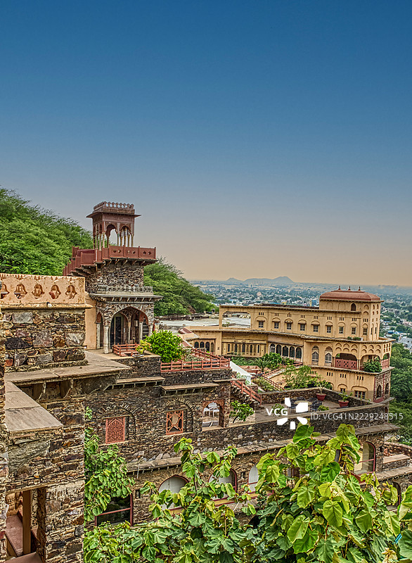 尼姆拉纳堡宫，建于公元1464年，是一座雄伟的15世纪堡垒，坐落在拉贾斯坦邦的阿拉瓦利山脉中。图片素材
