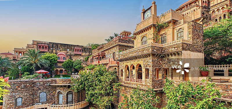 尼姆拉纳堡宫，建于公元1464年，是一座雄伟的15世纪堡垒，坐落在拉贾斯坦邦的阿拉瓦利山脉中。图片素材