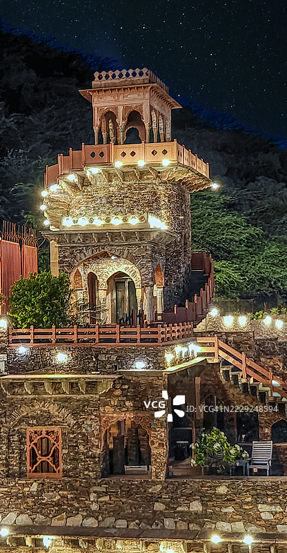 尼姆拉纳堡宫，建于公元1464年，是一座雄伟的15世纪堡垒，坐落在拉贾斯坦邦的阿拉瓦利山脉上。图片素材