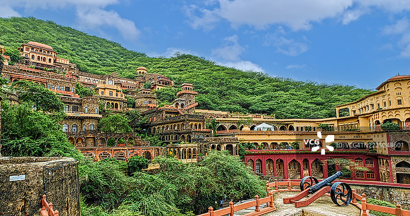 尼姆拉纳堡宫，建于公元1464年，是一座雄伟的15世纪堡垒，坐落在拉贾斯坦邦的阿拉瓦利山脉上。图片素材