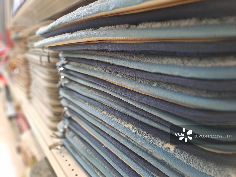 棕色和米色浴垫的特写堆叠图片素材