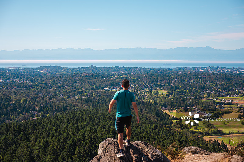 维多利亚的道格拉斯山顶上的男人图片素材