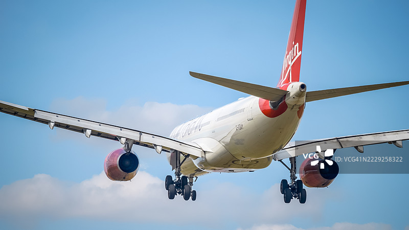 维珍大西洋航空公司商业客机在伦敦上空最终进近。图片素材