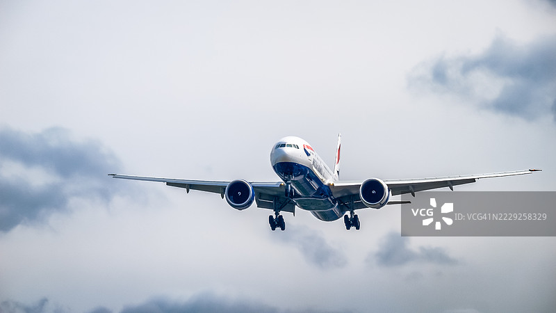 商业客机在暴风雨天气中降落在伦敦图片素材