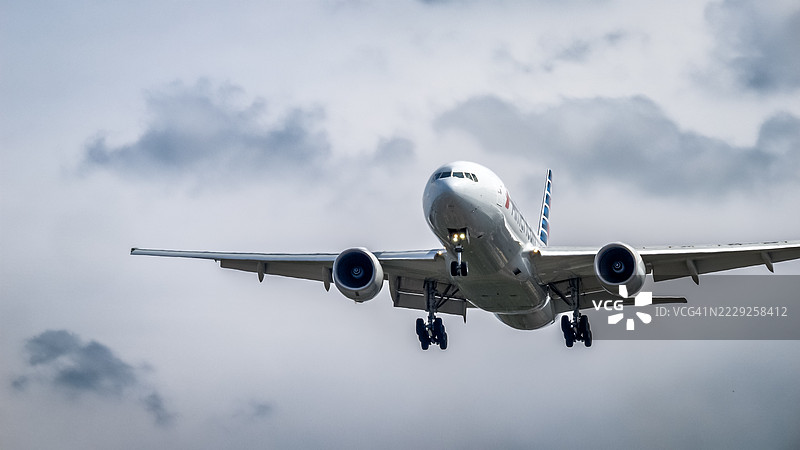 美国航空777飞机在伦敦降落图片素材