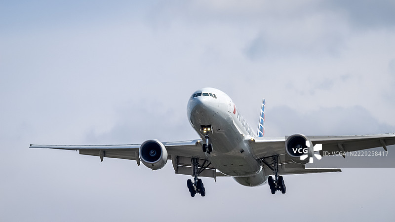 美国航空777飞机在伦敦降落图片素材