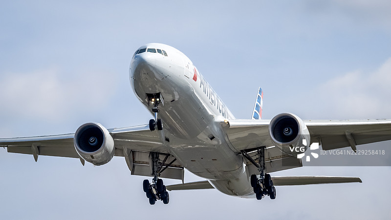 美国航空777飞机在伦敦降落图片素材