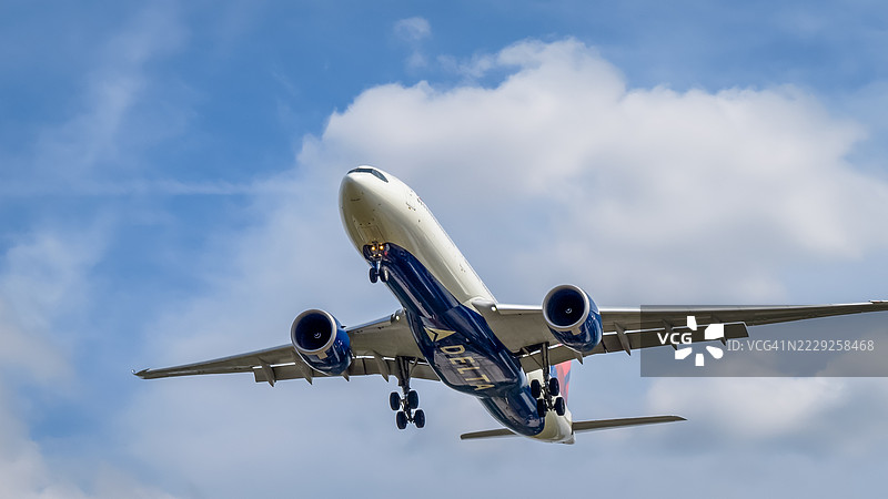 达美航空A350飞机在伦敦降落图片素材