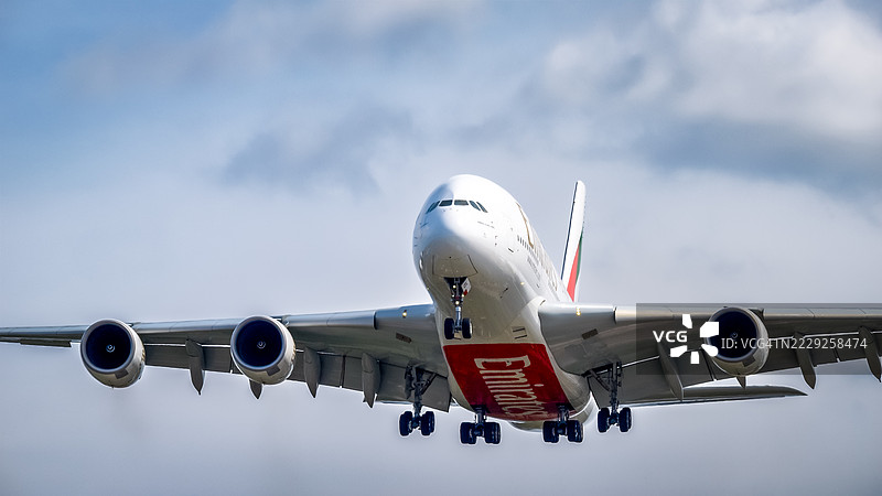 阿联酋航空空客A380飞机在伦敦降落图片素材