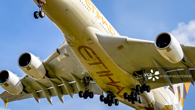 阿提哈德航空的空客A380飞机在伦敦降落。起落架特写。图片素材