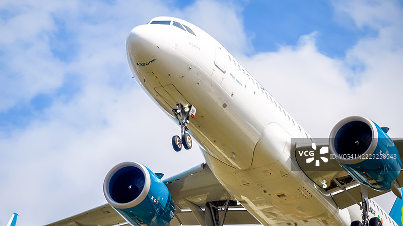 爱尔兰航空A320-251N飞机在伦敦降落图片素材