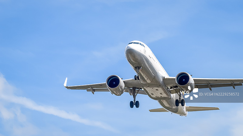 汉莎航空A320-251N飞机在伦敦降落图片素材