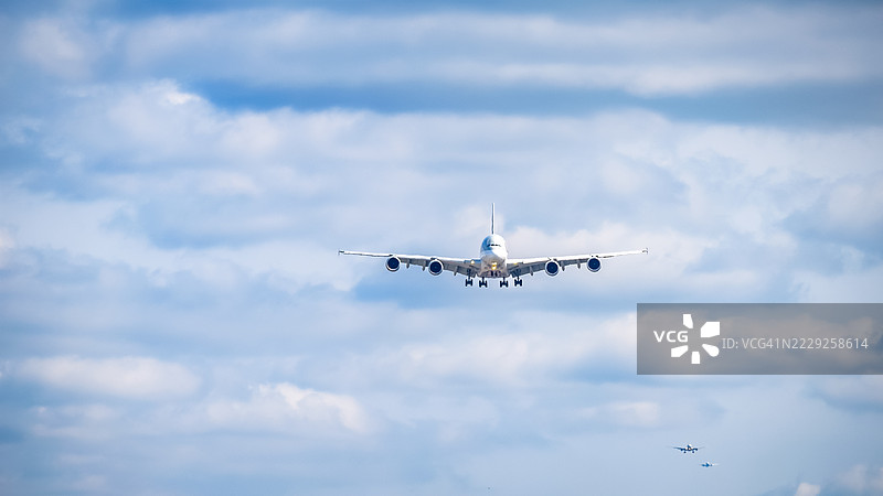 卡塔尔航空的空客A380飞机在伦敦降落的正面视图图片素材