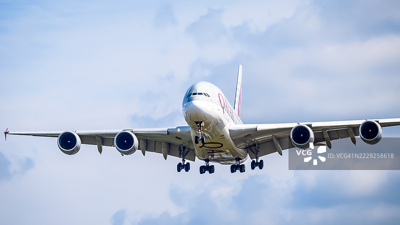 卡塔尔航空的空客A380飞机在伦敦降落的正面视图图片素材