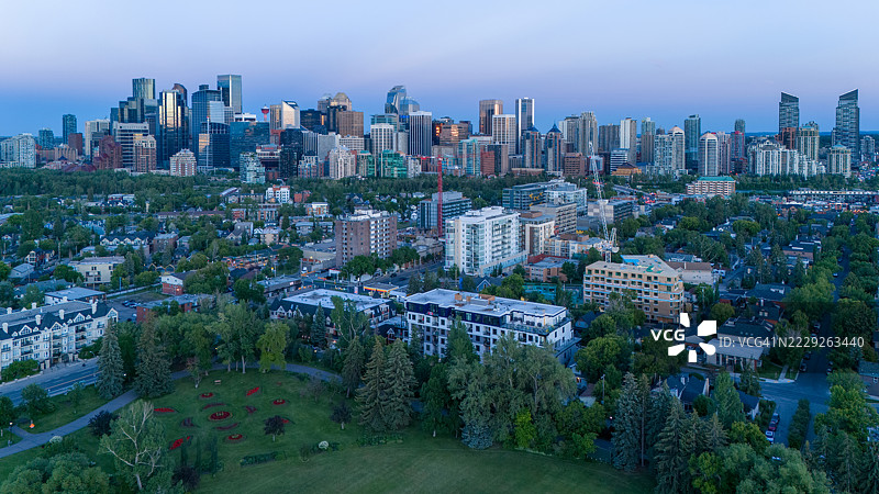黄昏时分的赖利公园和卡尔加里市中心天际线鸟瞰图图片素材