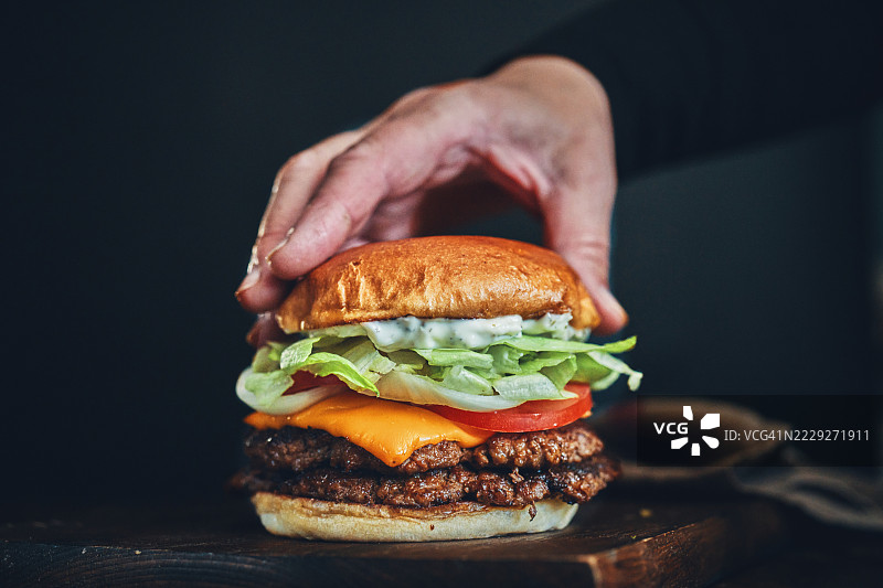 双层汉堡配番茄、生菜和奶酪图片素材
