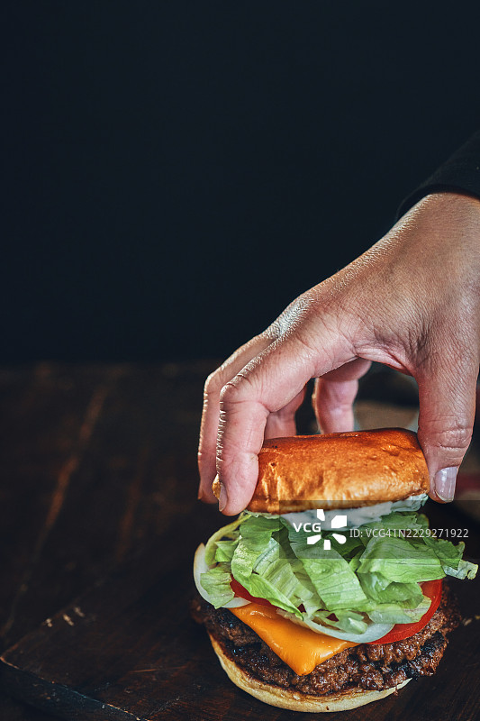 双层汉堡配番茄、生菜和奶酪图片素材