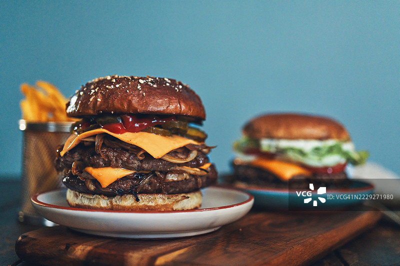 双层焦糖洋葱奶酪汉堡图片素材