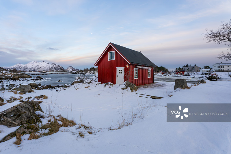 挪威北部洛福滕群岛巴尔斯塔德 - 2025年3月11日：日落时分的传统红色渔民小屋（Rorbu），洛福滕，挪威北部图片素材