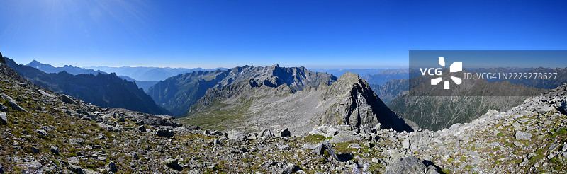 花岗岩山峰与深谷图片素材