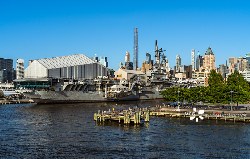 无畏号博物馆和84号码头 - 纽约图片素材