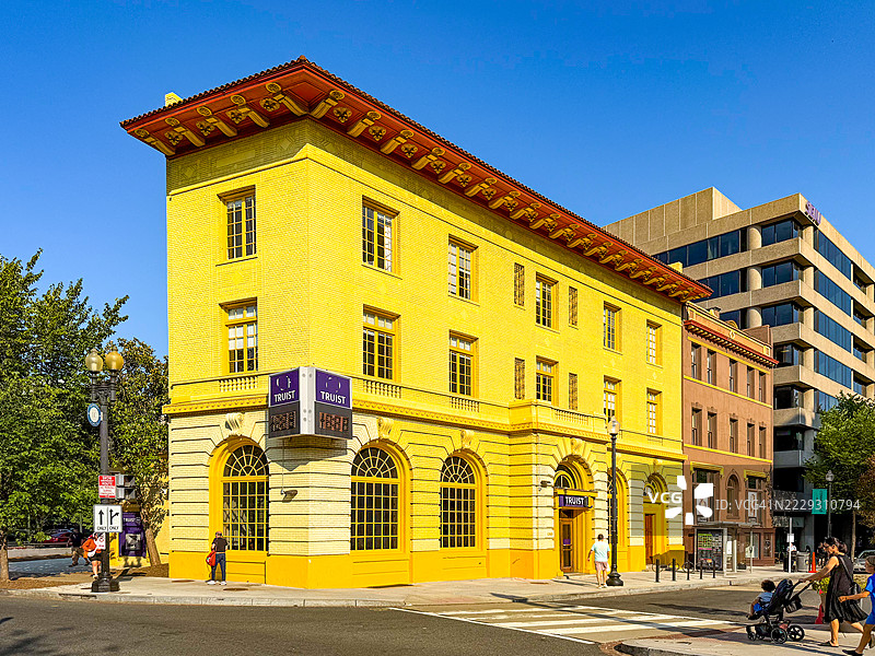 华盛顿特区杜邦圈附近的黄色银行建筑旁的人们图片素材