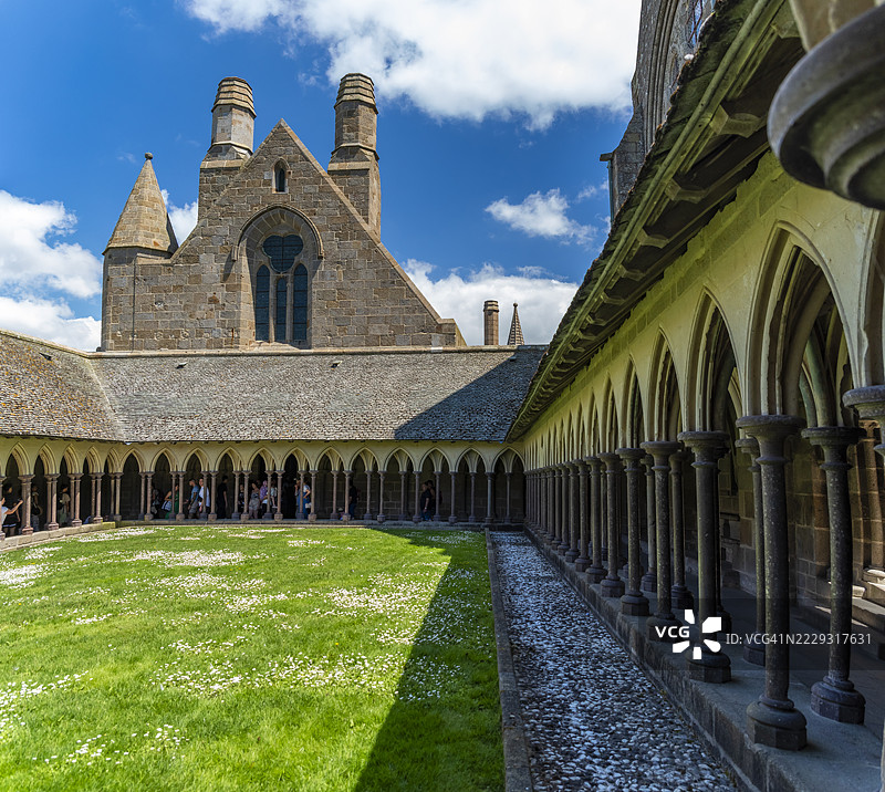 蒙圣米歇尔修道院的回廊花园内部景观 (I)图片素材