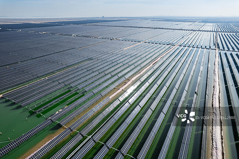 海上太阳能光伏板的鸟瞰图图片素材