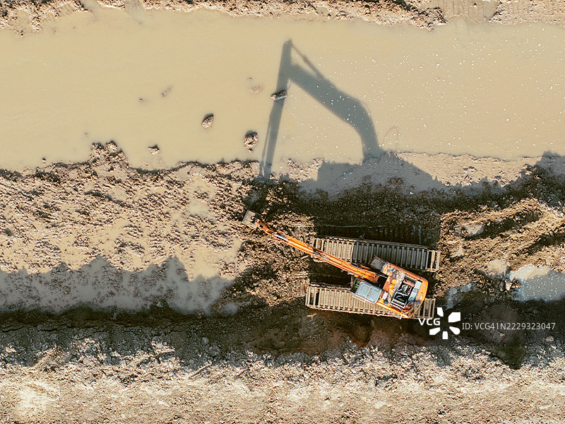海边挖掘机工作的鸟瞰图图片素材