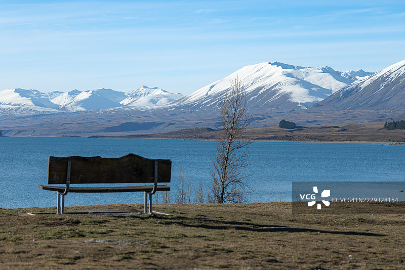 俯瞰特卡波湖的长椅座位图片素材