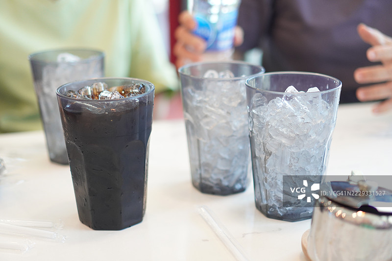 塑料杯中的冰黑咖啡图片素材