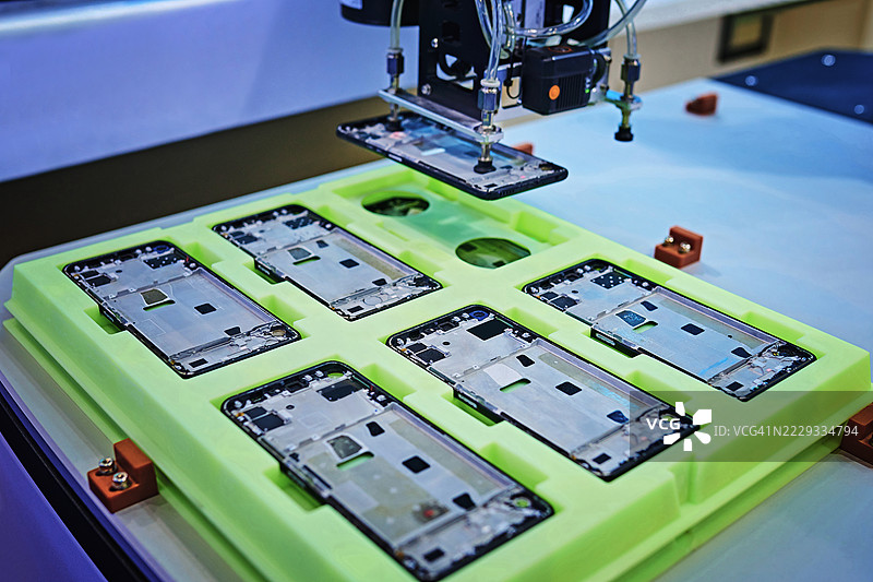 在工作台上组装智能手机图片素材