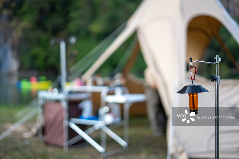 露营冒险户外场地灯笼设置自然环境特写视角照亮夜晚图片素材