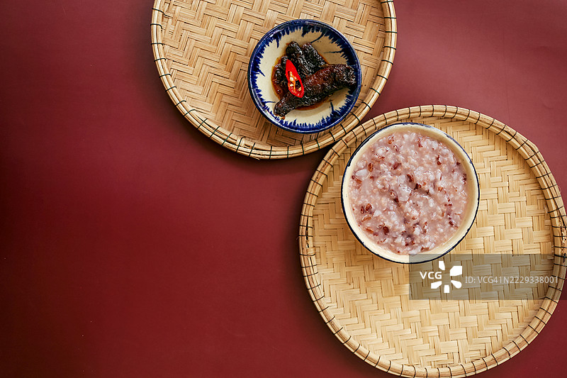 美味的越南红米粥，配以红烧泥鳅鱼图片素材
