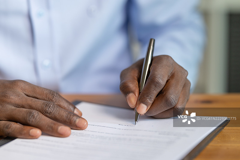 商人签署合同的特写镜头图片素材