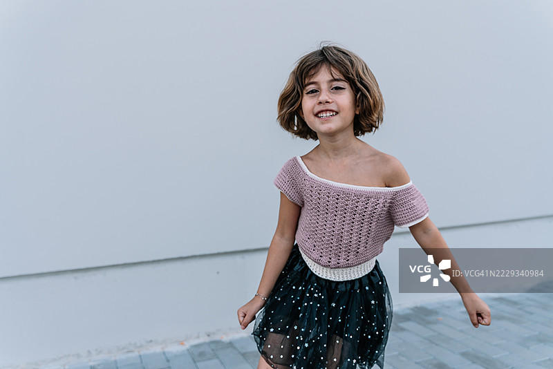 快乐的女孩在夏天户外跳舞和玩耍。生活方式概念图片素材