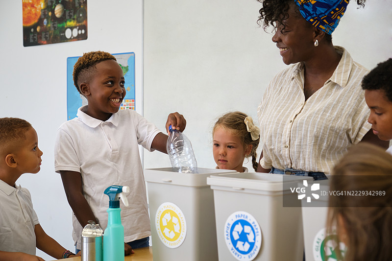 小学生在老师的指导下学习回收利用图片素材